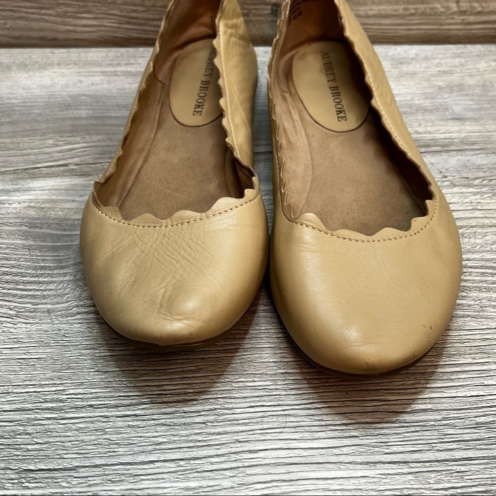 Woman’s Audrey Brooke Winny scalloped leather ballet flats in taupe beige sz 8.5 - Picture 3 of 10